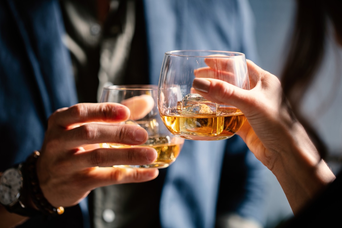 12月新制一次看!戶外口罩解封 台鐵新增9種行動支付 closeup shot two people clinking glasses with alcohol toast