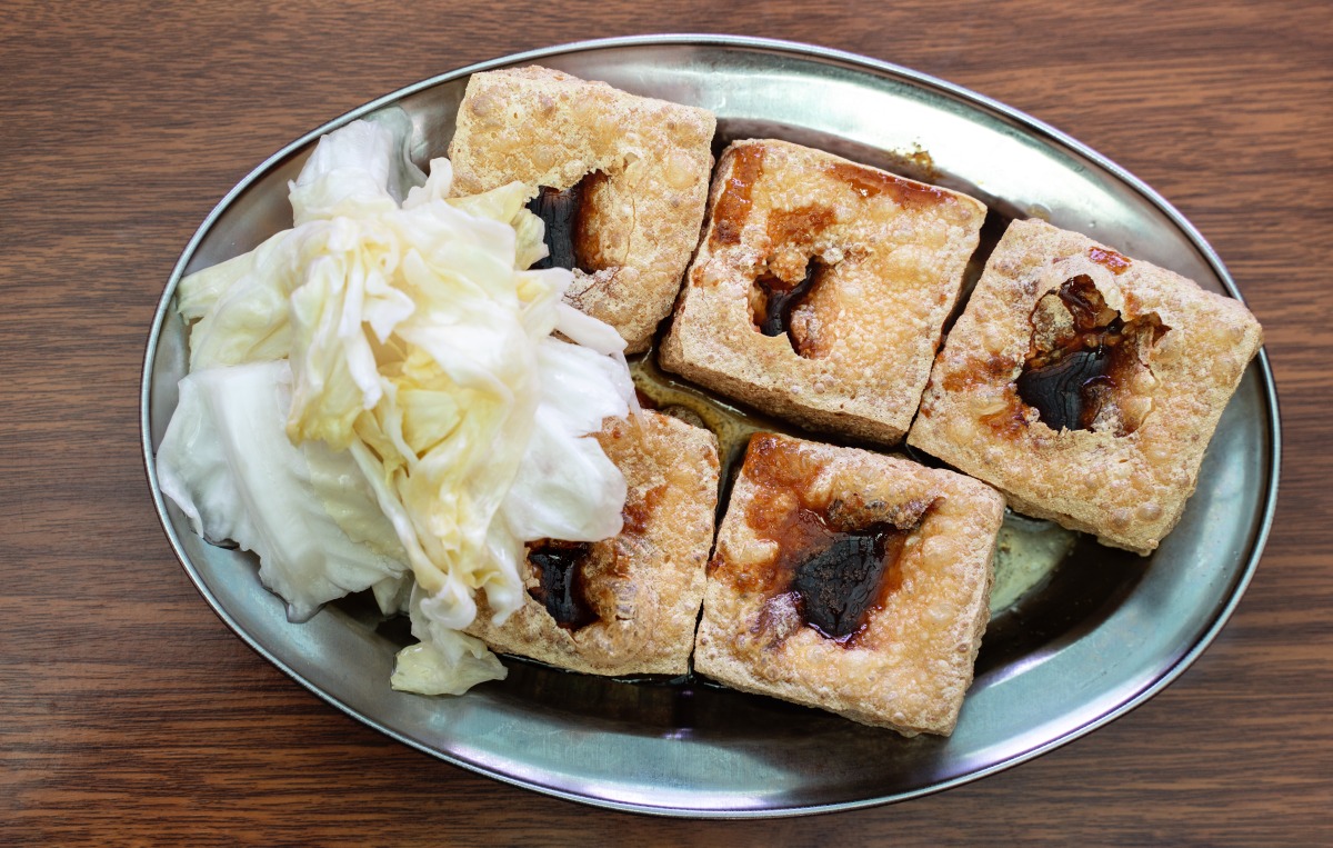 CNN評選50亞洲最佳小吃 台灣這3食物入榜 deep fried stinky tofu fermented bean curd with pickled cabbage vegetable famous delicious street food taiwan lifestyle