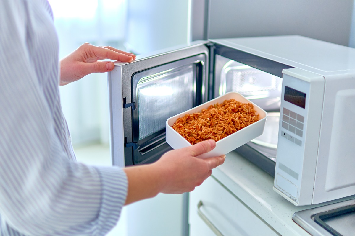 家中必備微波爐?支持、反對各有擁護者 理由曝光 female hands warming up container food modern microwave oven snack lunch home
