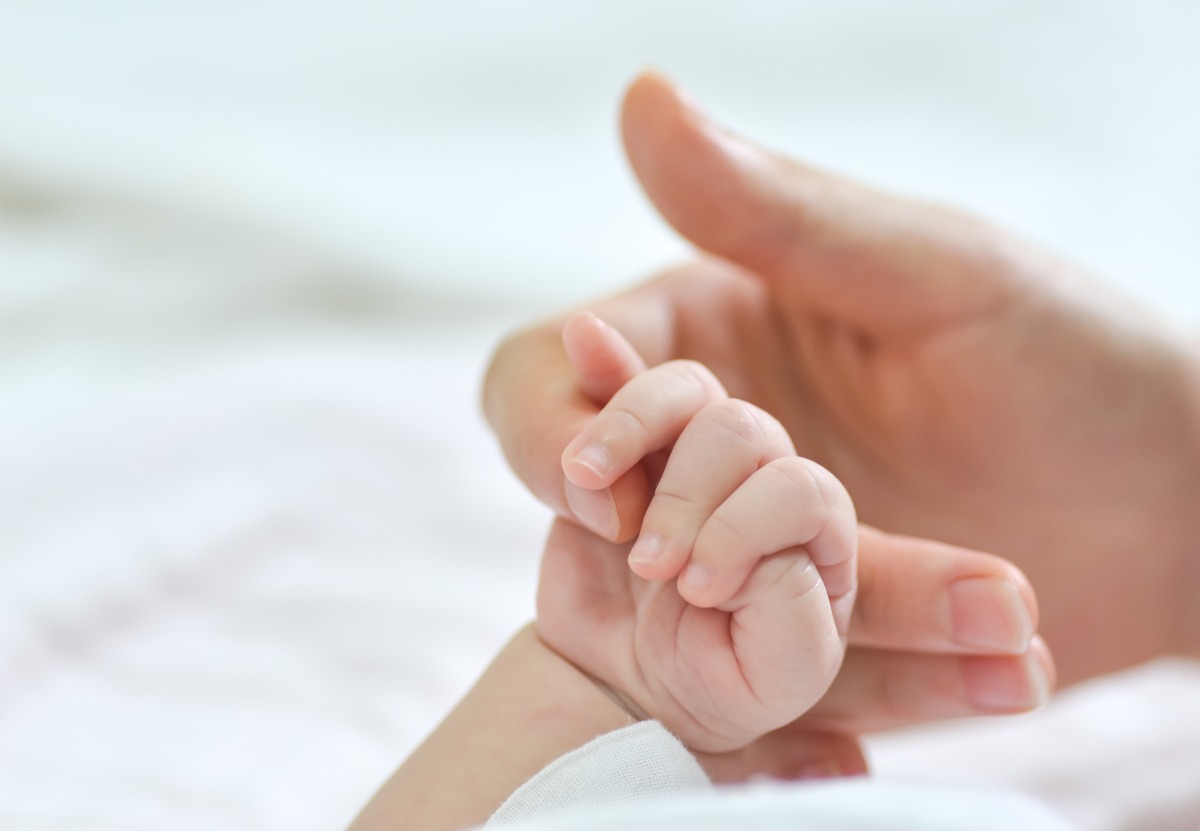 婆婆急抱孫這舉動嚇壞媳婦 老公反應曝光網勸快逃 holding hands