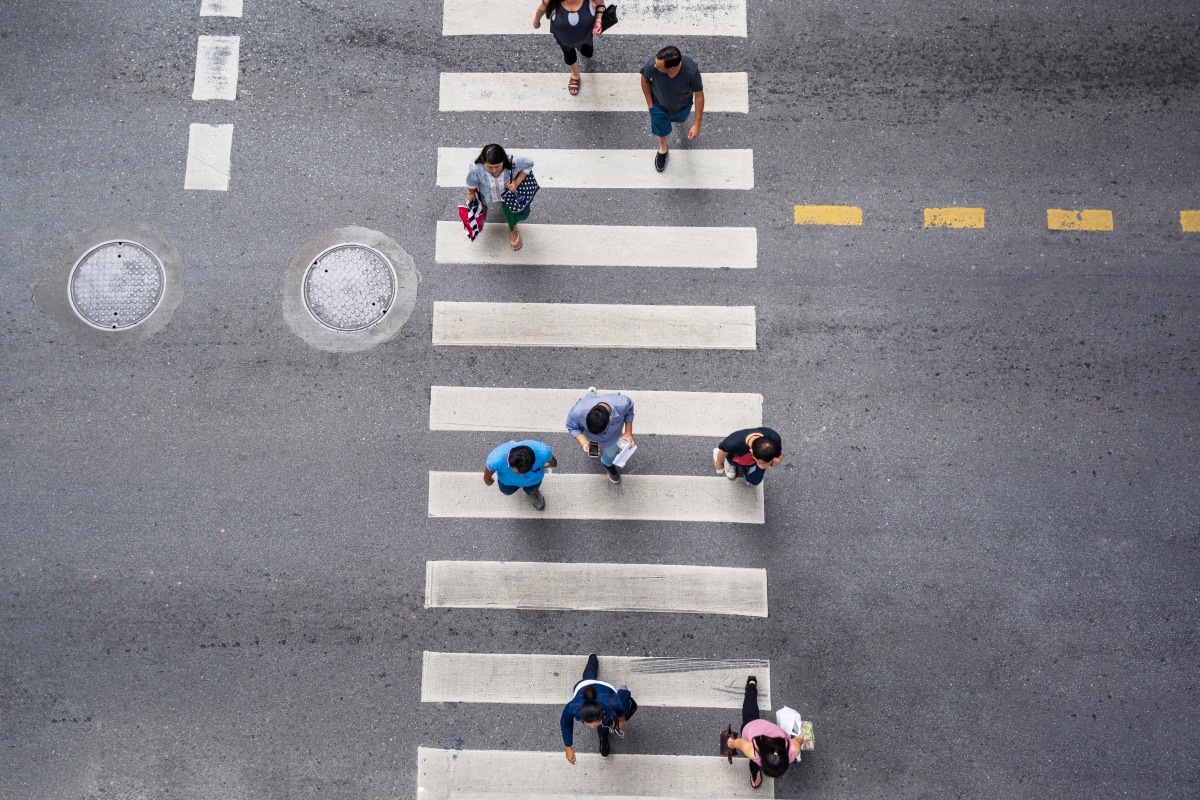 小心荷包!交通新制重點看這邊 未停讓行人罰6000 people walk street city pedestrian crossing traffic road