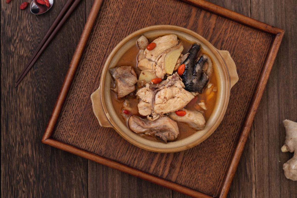 天冷準備大啖麻油雞 樂生藥劑科:這類人「修但幾勒」 taiwanese homemade delicious sesame oil chicken soup food bowl dark wooden table