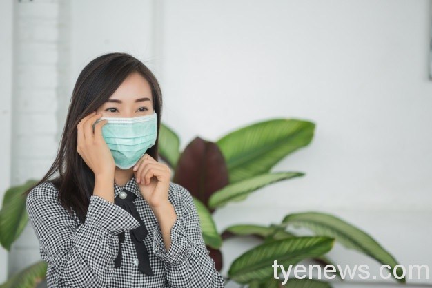 桃市11/16本土+2591 週末59家院所開設疫苗門診 woman wearing protective face mask 1150 20523 1