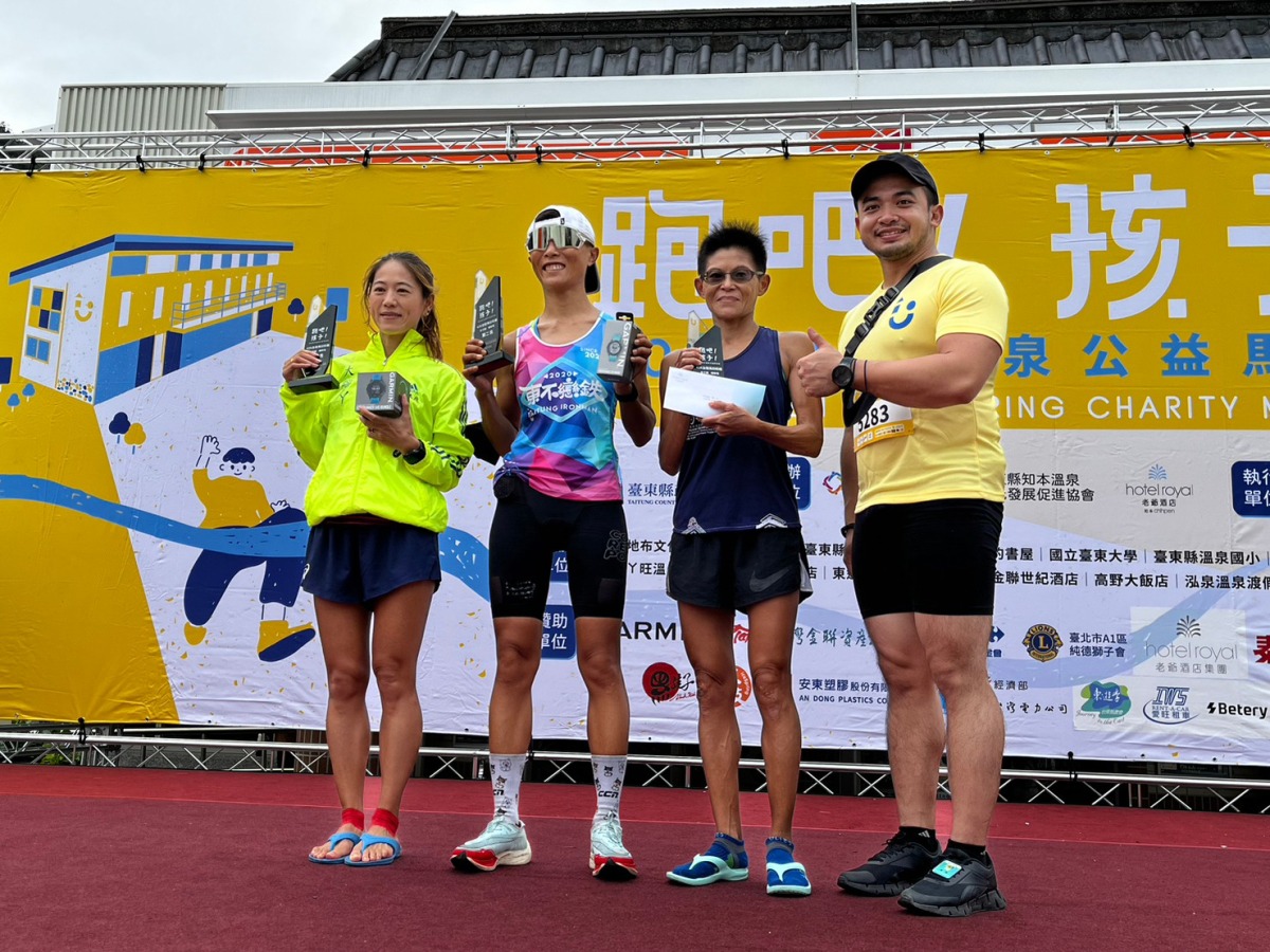 2022知本溫泉公益馬拉松 1500名跑友為「孩子的書屋」熱血奔馳 全馬女子組前三名 左起 第一名 劉素雅03.31.32第二名 李秀如03.45.02第三名 李季釗03.50.16