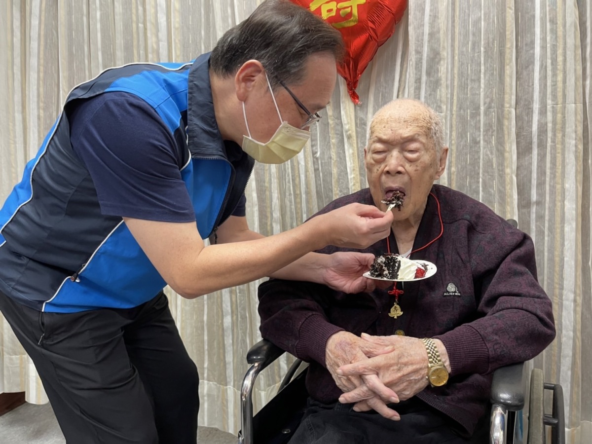 八德榮家張蔚雲歡慶百歲 馮世寬贈「福壽北瓜」祝賀 八德榮家主任酆世俊為張蔚雲爺爺歡喜祝壽