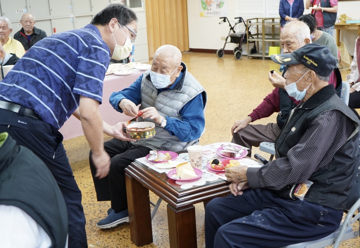 八德榮家自治幹部新上任 共同協力為住民服務 八德榮家主任酆世俊與自治幹部進行意見交流
