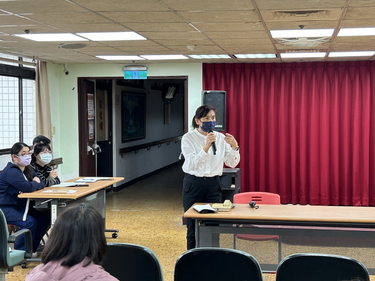 八德榮家意外事件防範演練登場 營造安心頤養環境 八德榮家副主任陳小慈針對意外事件演練進行綜合檢討
