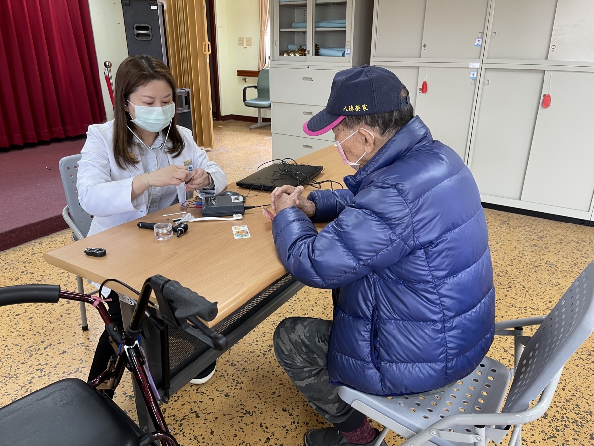 八德榮家辦理助聽器維修保養 提升長輩配戴意願 八德榮家助聽器合約廠商協助住民調整助聽器