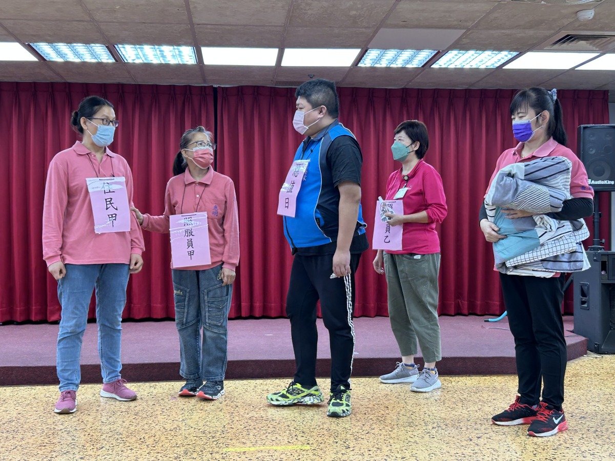 八德榮家意外事件防範演練登場 營造安心頤養環境 八德榮家職員工及照服員實地演練意外狀況發生情境