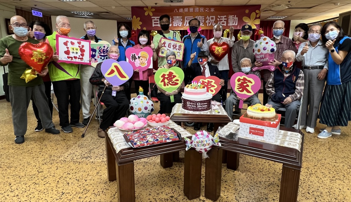八德榮家彭光貴歡慶104歲生辰 親友齊聚祝賀場面溫馨 八德榮家邀請彭光貴伯伯太太、兒子及老友一同慶祝104歲生日