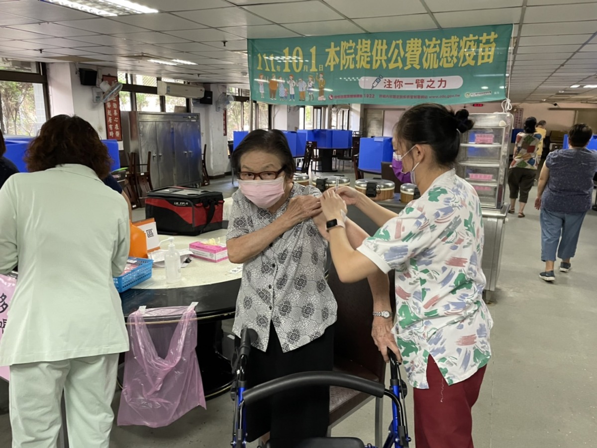 八德榮家流感疫苗接種 照顧住民健康提升保護力 八德榮家醫護人員為住民接種流感疫苗