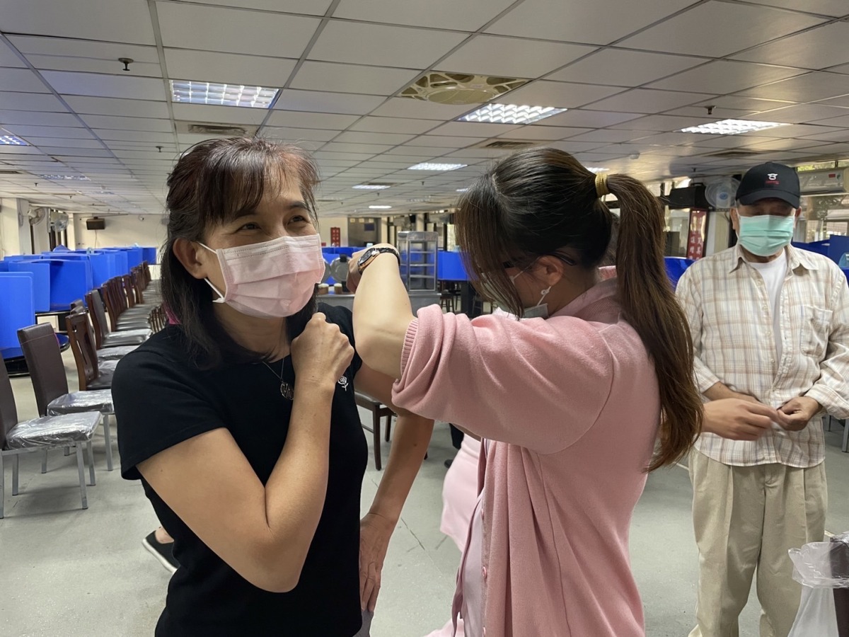 八德榮家流感疫苗接種 照顧住民健康提升保護力 八德榮家醫護人員為住民接種流感疫苗2