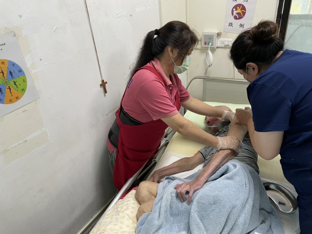 八德榮家流感疫苗接種 照顧住民健康提升保護力 八德榮家醫護人員為臥床住民接種流感疫苗