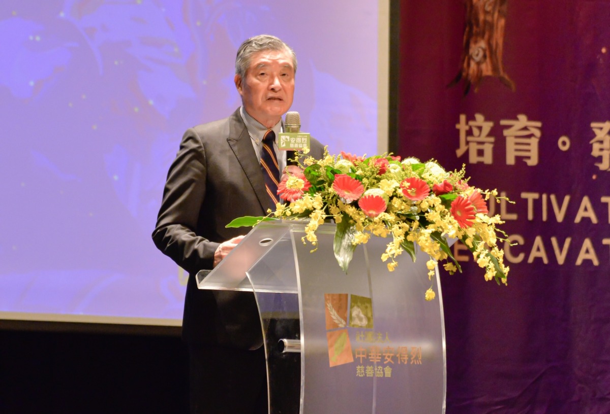 安得烈「孩子的藝想世界」公益畫展登場 描繪堅韌生命力 國安會前秘書長高華柱先生致詞