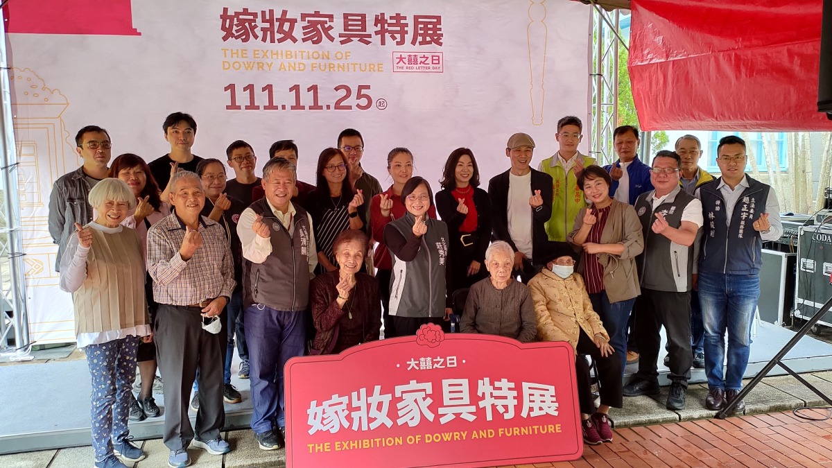 嫁妝家具特展 與地方耆老居民工藝師們合照