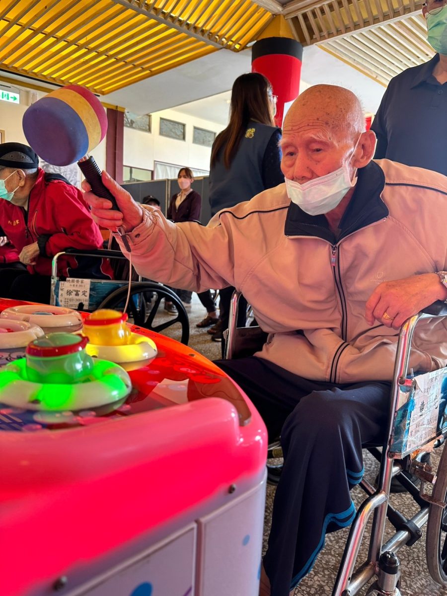 桃園榮家舉辦才藝競賽 住民互動交流各個大顯身手 打章魚賽長輩專注認真 scaled