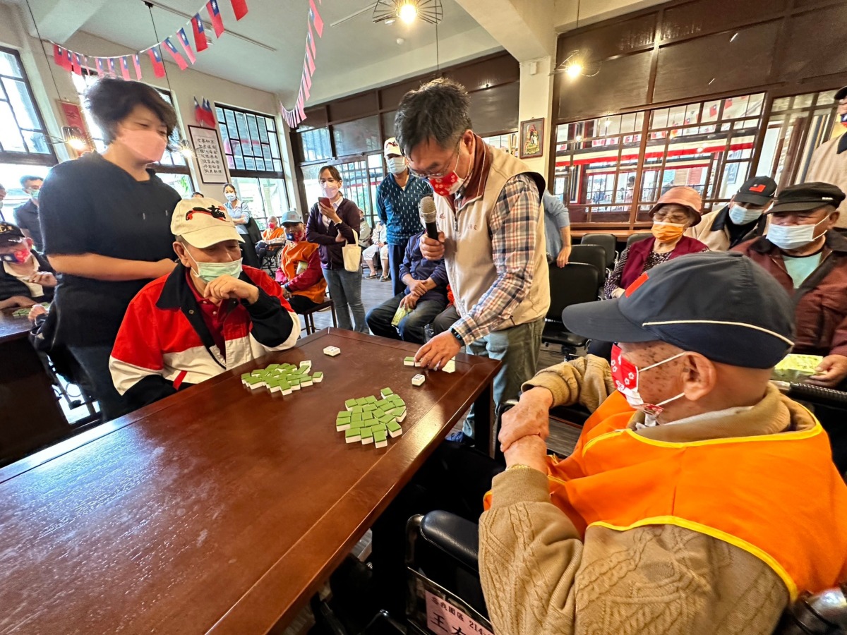 桃園榮家舉辦才藝競賽 住民互動交流各個大顯身手 摸牌神手緊張刺激開牌中