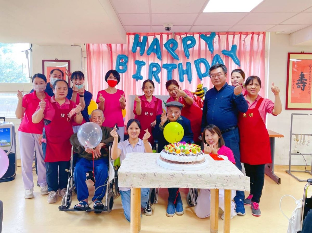 桃園榮家人瑞高大新歡慶百歲 家屬視訊祝賀倍感溫馨 溫馨熱鬧的百歲慶生會 scaled