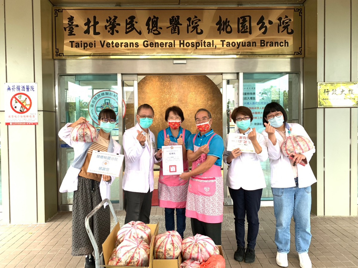 熱心夫婦手工饅頭環島送愛 力挺北榮桃園分院醫護 環島饅頭捐贈01