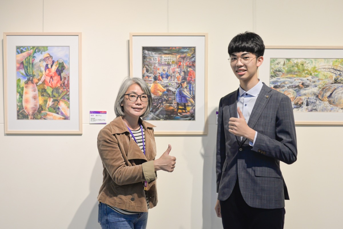 安得烈「孩子的藝想世界」公益畫展登場 描繪堅韌生命力 繪畫類10 12年級組獲獎人陳同學與母親開心合影