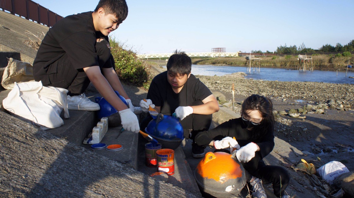 桃園許厝港捕鰻設施創意設計賽登場 龍華科大學子奪2獎殊榮 許厝港濕地捕鰻漁業創意設計賽 龍華文創系「收穫鰻滿」奪銅 3