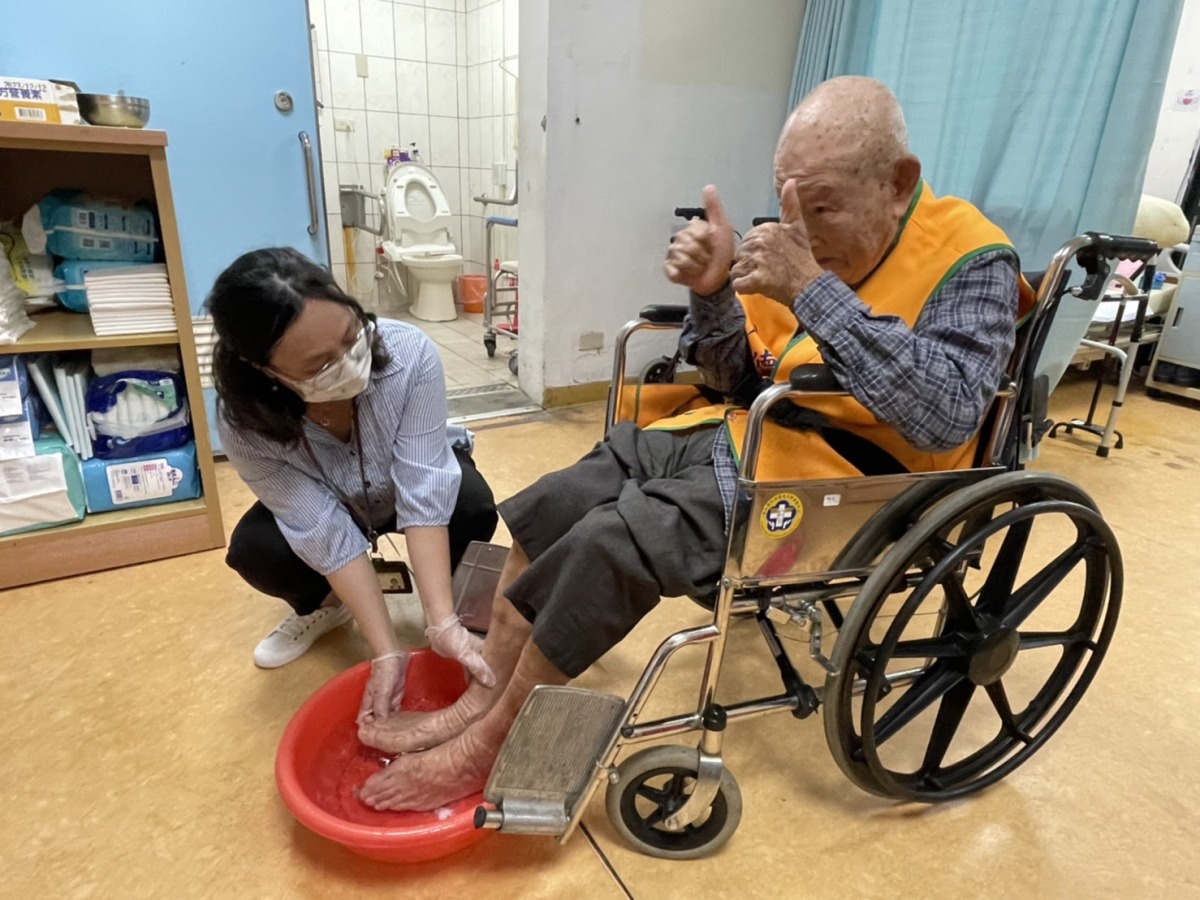 八德榮家辦「一日照顧者」體驗 感受年長者照護日常 輔導會工作同仁至八德榮家體驗照顧住民活動