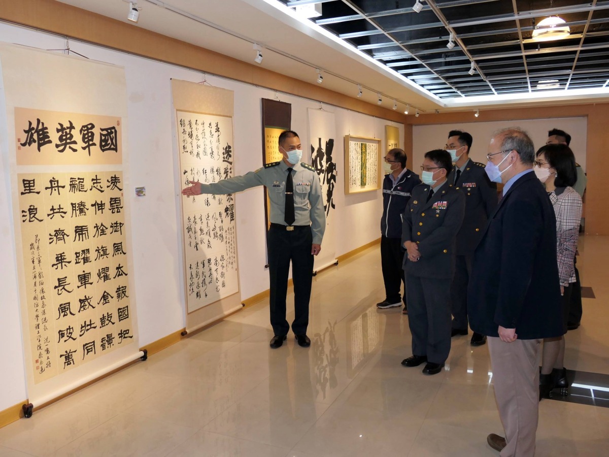 國軍文藝金像獎得獎作品龍華科大熱情登場 展現保家衛國榮耀 龍華科大展出國軍文藝金像獎美展作品 師生飽覽豐盛藝文饗宴 1