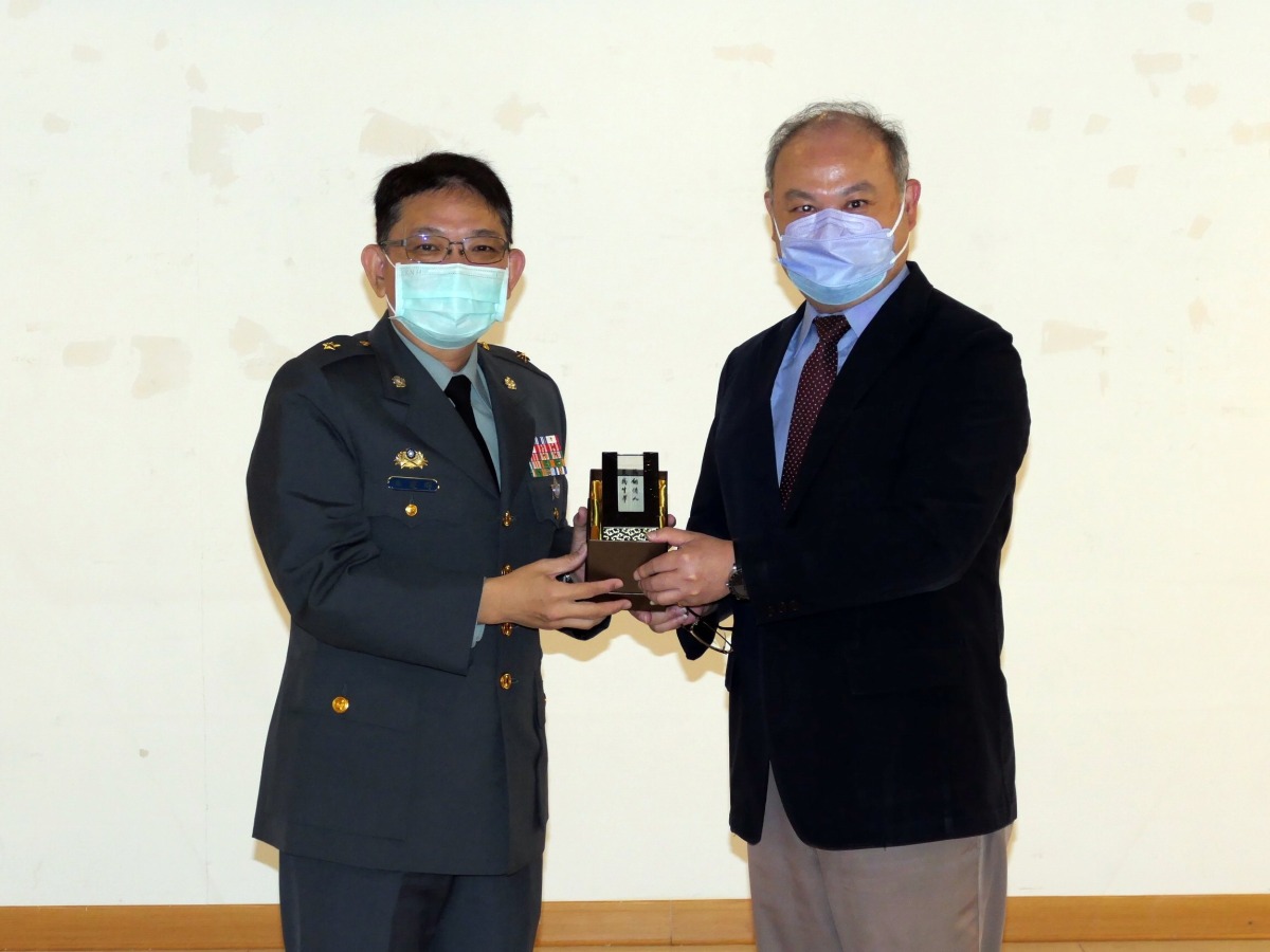 國軍文藝金像獎得獎作品龍華科大熱情登場 展現保家衛國榮耀 龍華科大展出國軍文藝金像獎美展作品 師生飽覽豐盛藝文饗宴 3