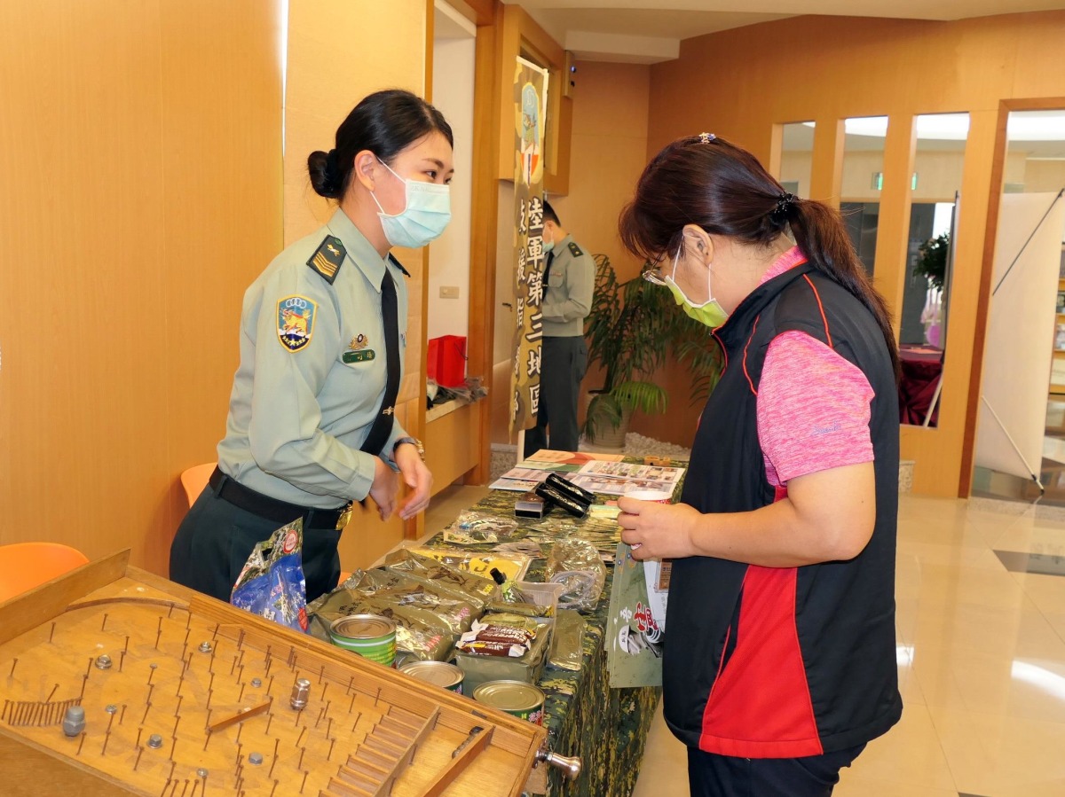 國軍文藝金像獎得獎作品龍華科大熱情登場 展現保家衛國榮耀 龍華科大展出國軍文藝金像獎美展作品 師生飽覽豐盛藝文饗宴 4