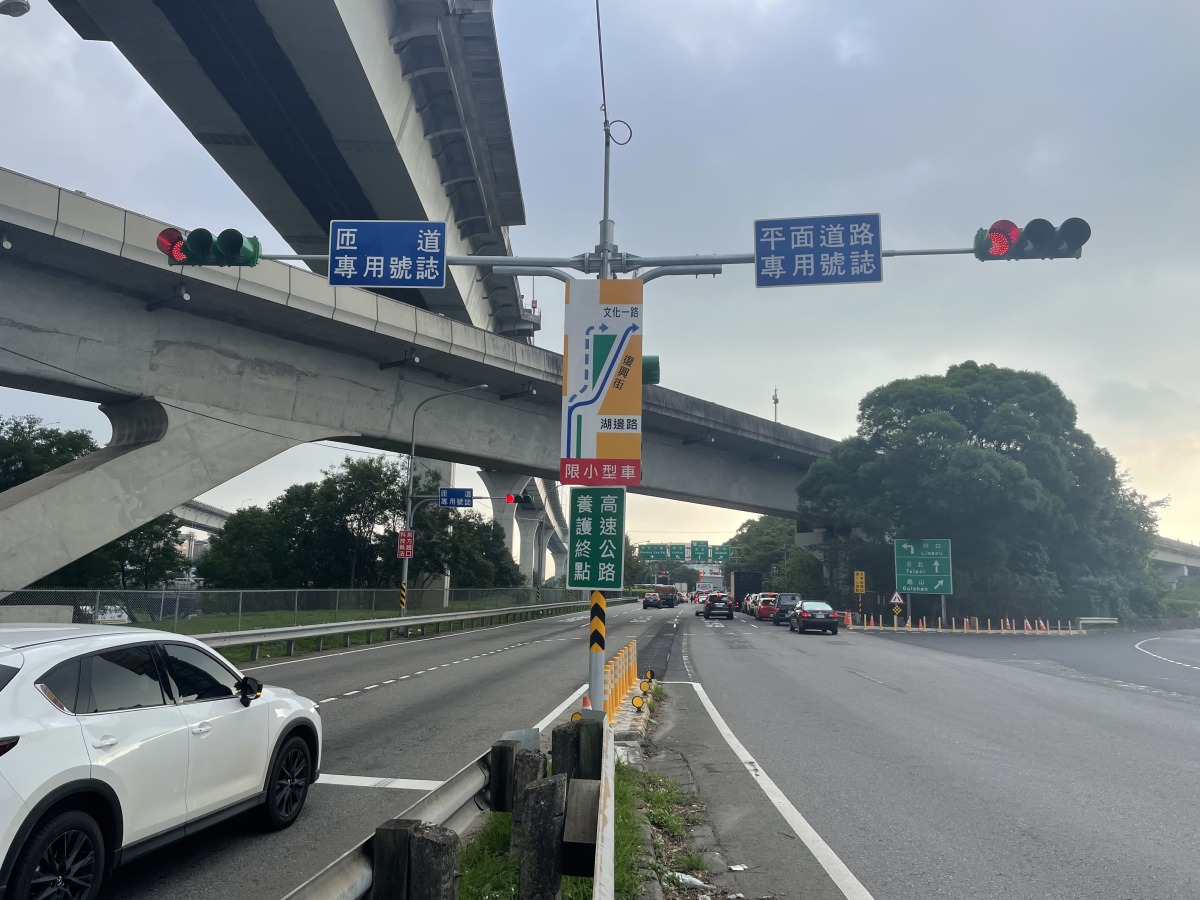 林口交流道周邊交通壅塞 19日起試辦開放機慢車道供小型車通行 01北出匝道續行復興街完工照片
