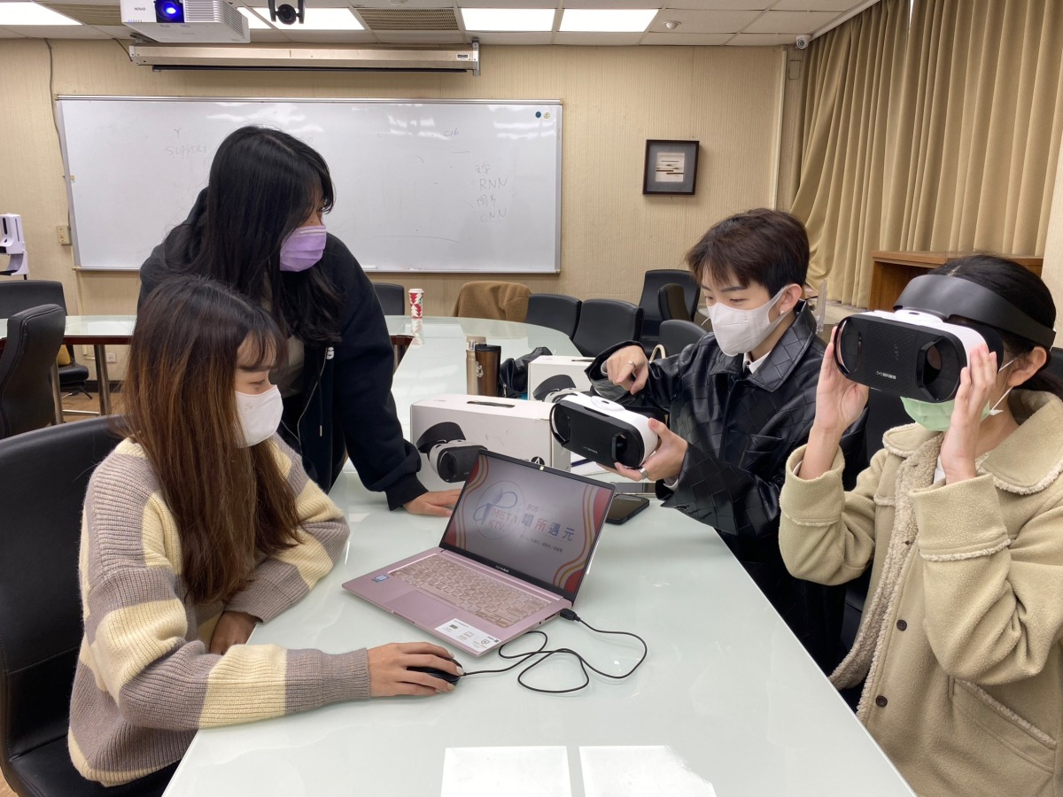 03 「MetaKTV唱所遇元」以元宇宙為題材發想，即使宅在家也能與親朋好友相聚歡唱。