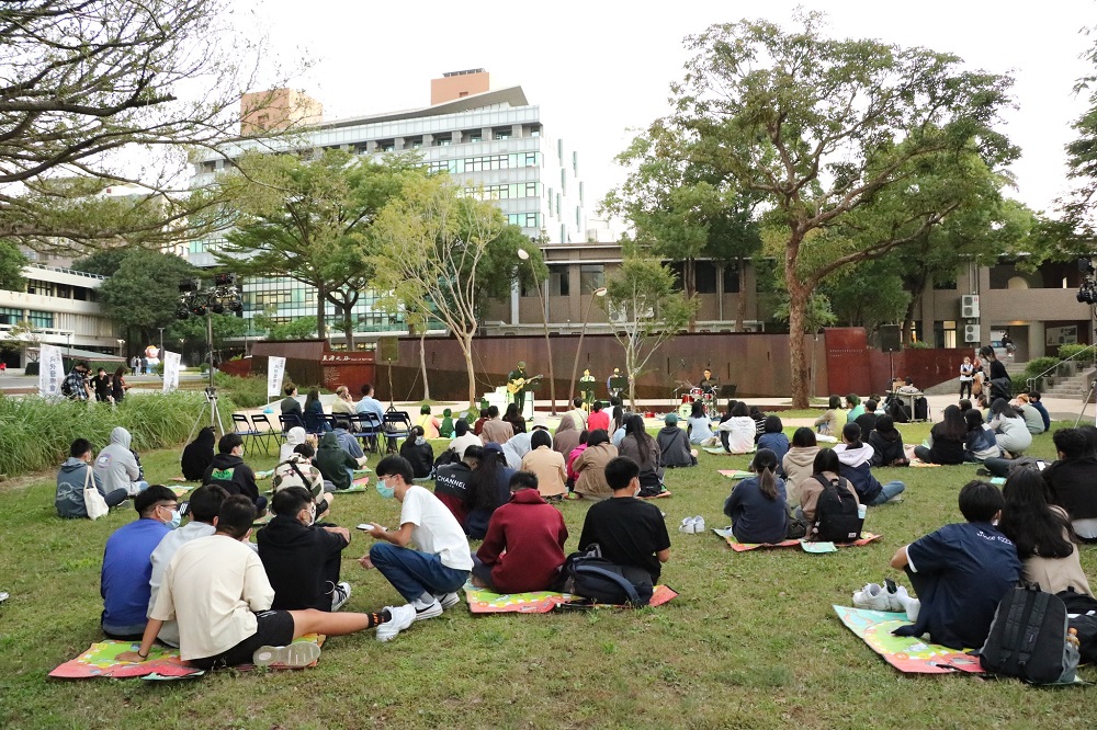 03 中原大學定期舉辦戶外音樂會，讓學生放鬆身心。