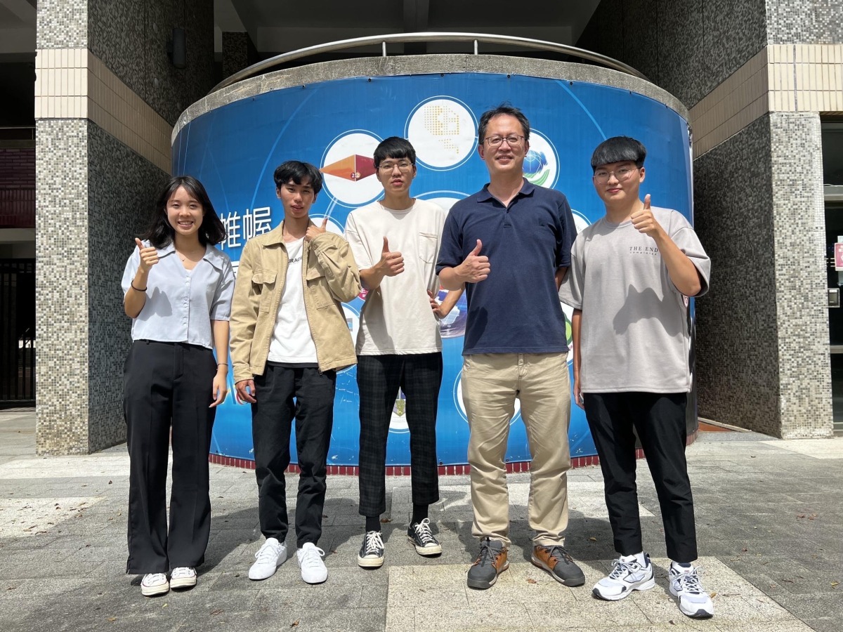 中原大學資管系緊扣社會脈動 資訊應用服務創新競賽五連霸 04 中原資管李國誠老師右二指導學生以「最懂您的筆記Trends」榮獲「資訊應用組」第一名