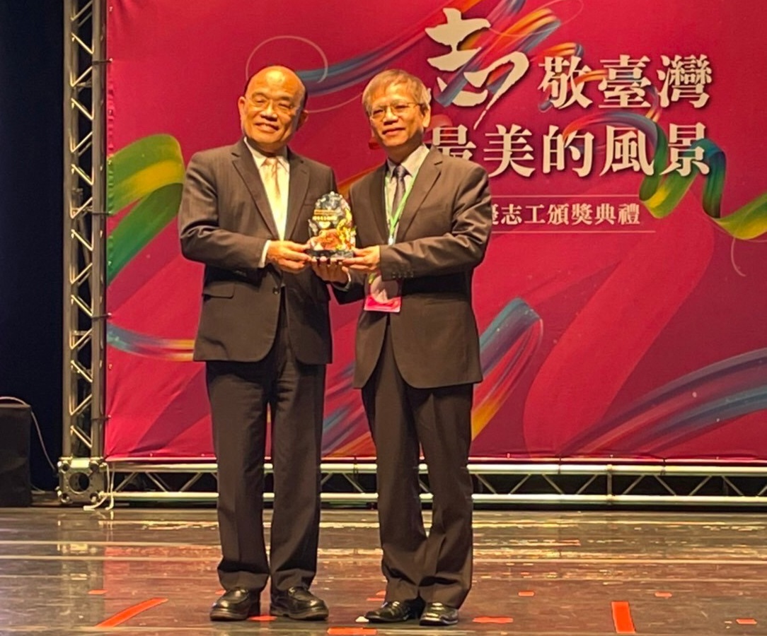 全國績優志工團隊頒獎典禮登場 北榮桃園分院獲蘇貞昌表揚 1 111年全國衛生福利績優志工團隊獎