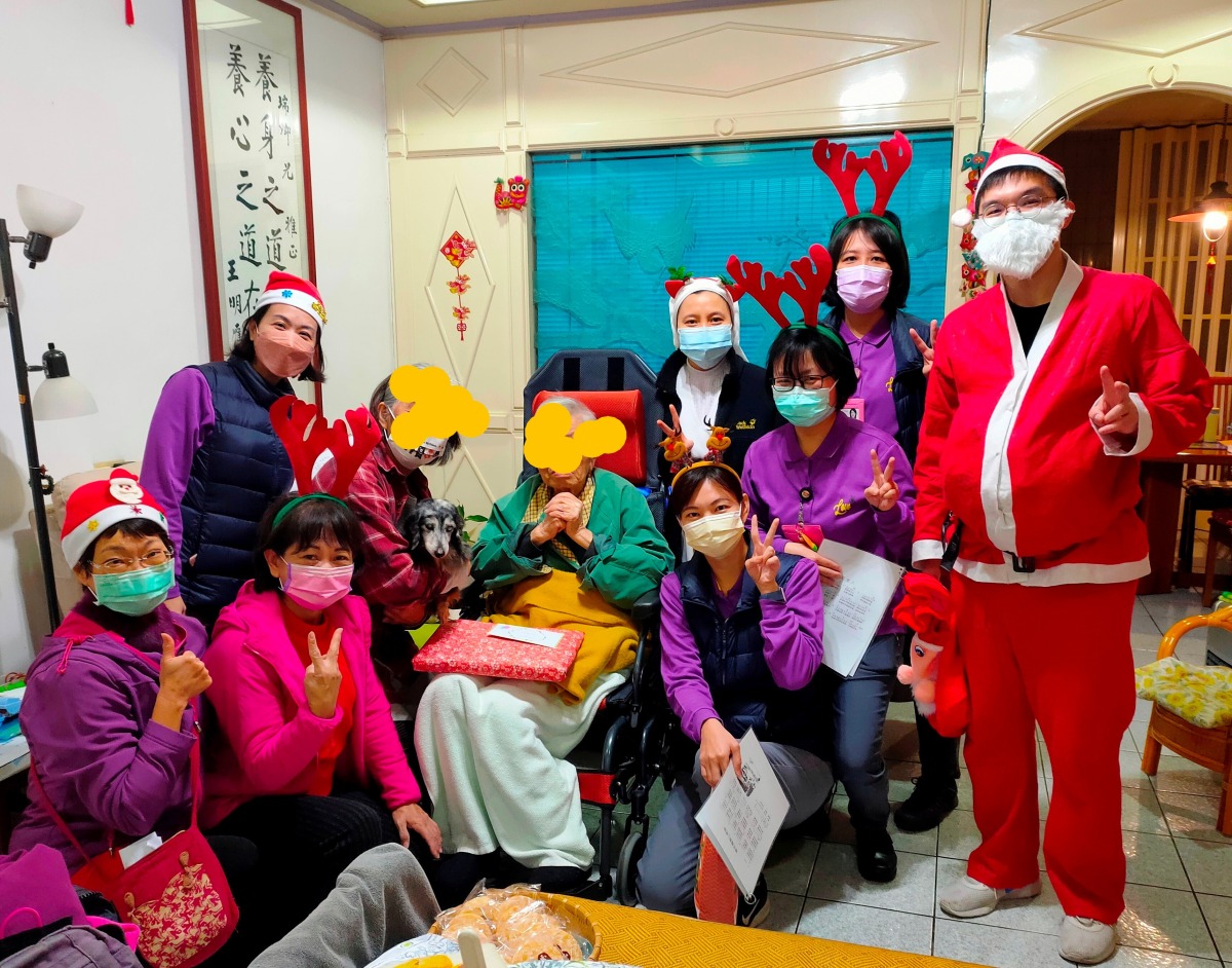 聖保祿醫化身聖誕老人報佳音 三管、癌末病患樂開懷 1 2