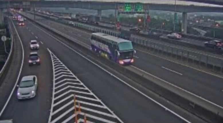 【有片】離譜!上班尖峰台66遊覽車突倒退嚕 警:依法開罰 1111 e1671589247779