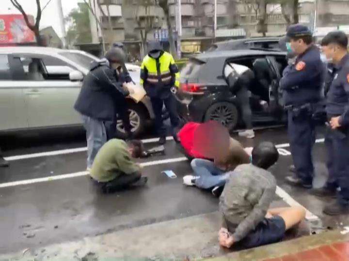 【有片】轉賣1人獲利百萬!龜山警開6槍逮人蛇集團8嫌到案 123415564