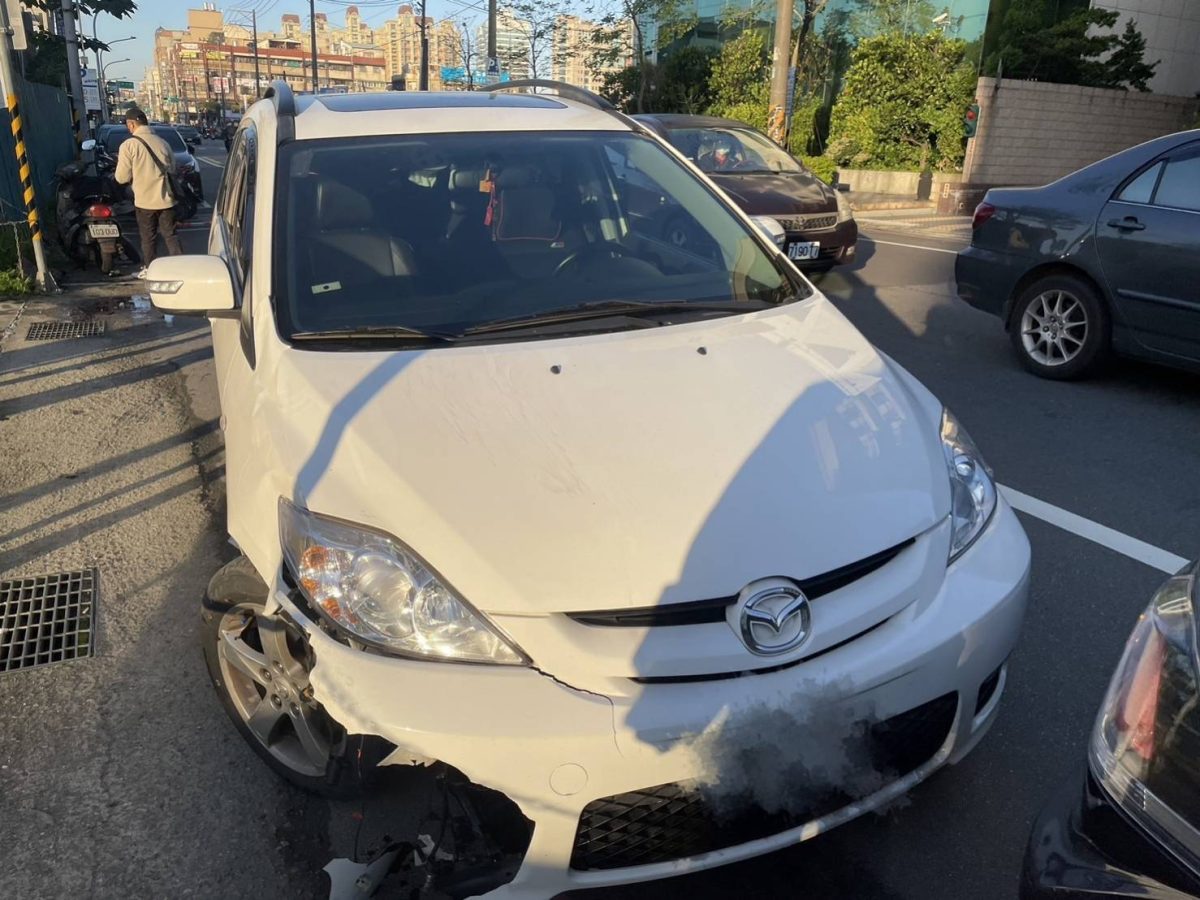 【有片】轉彎車未讓直行車相撞 騎士空中翻滾後重摔在地 1266053 scaled
