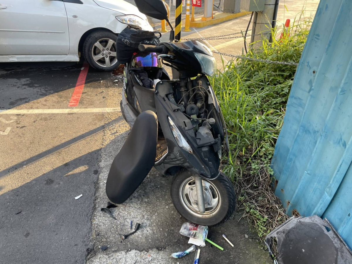 【有片】轉彎車未讓直行車相撞 騎士空中翻滾後重摔在地 1266056 scaled