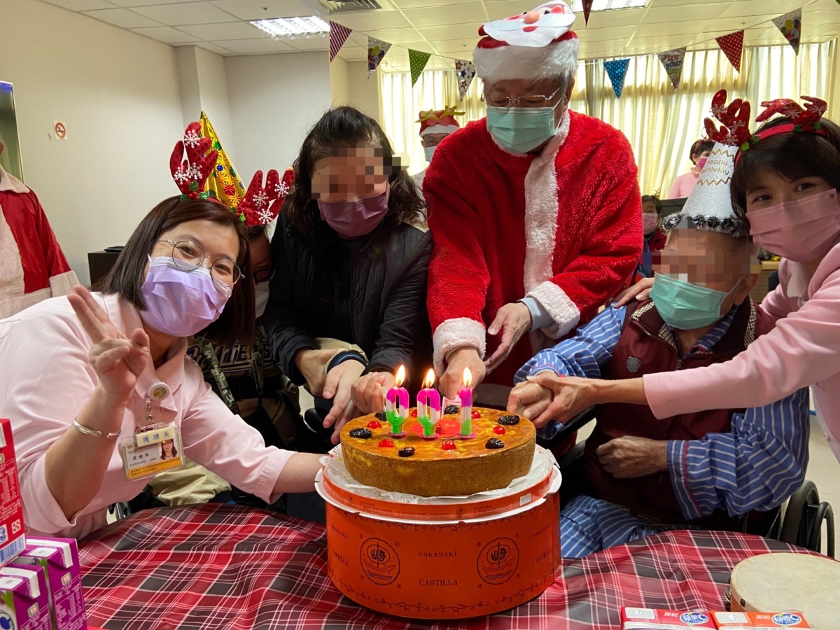 北榮桃園分院院長變身聖誕老人 護理之家長輩樂開懷 1 2