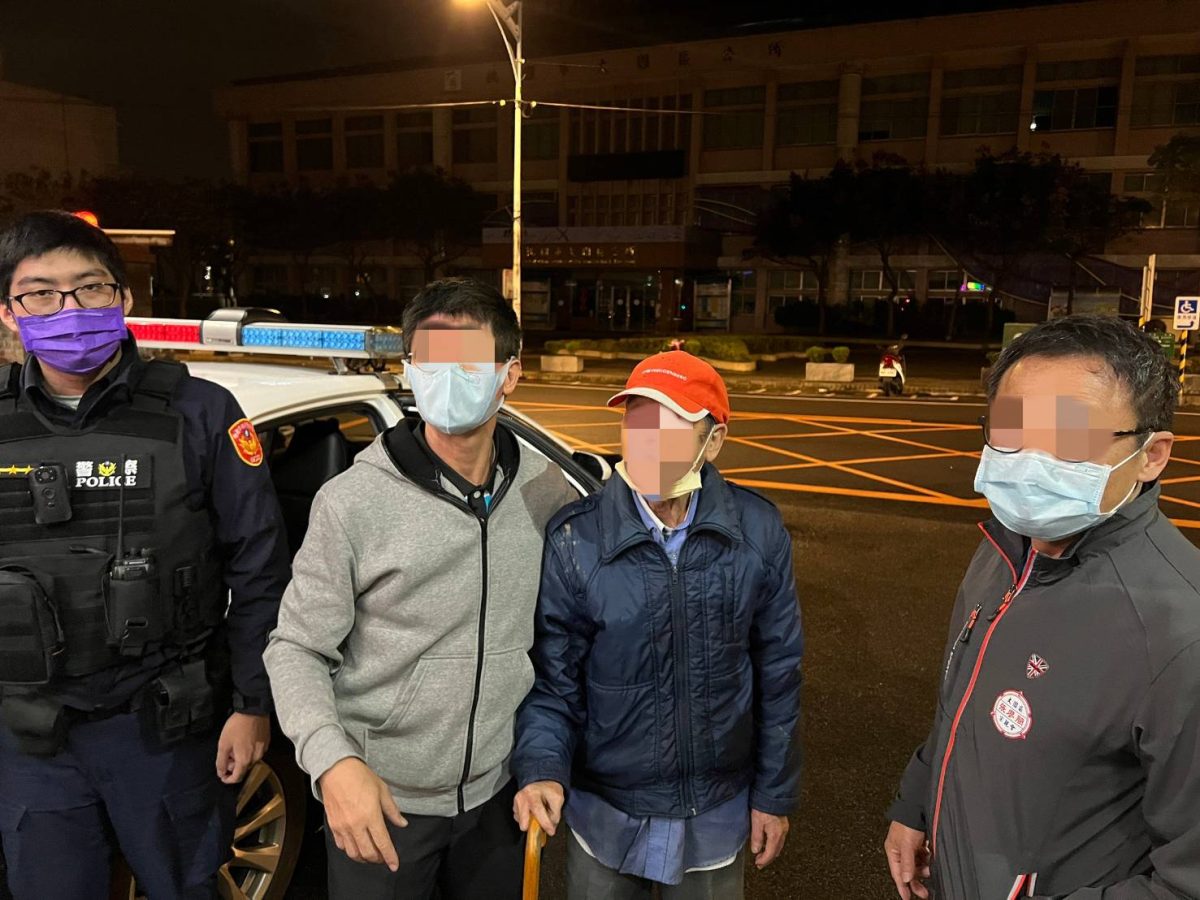 9旬失智翁散步迷路三公里 大園警助祖孫團圓 208001 scaled