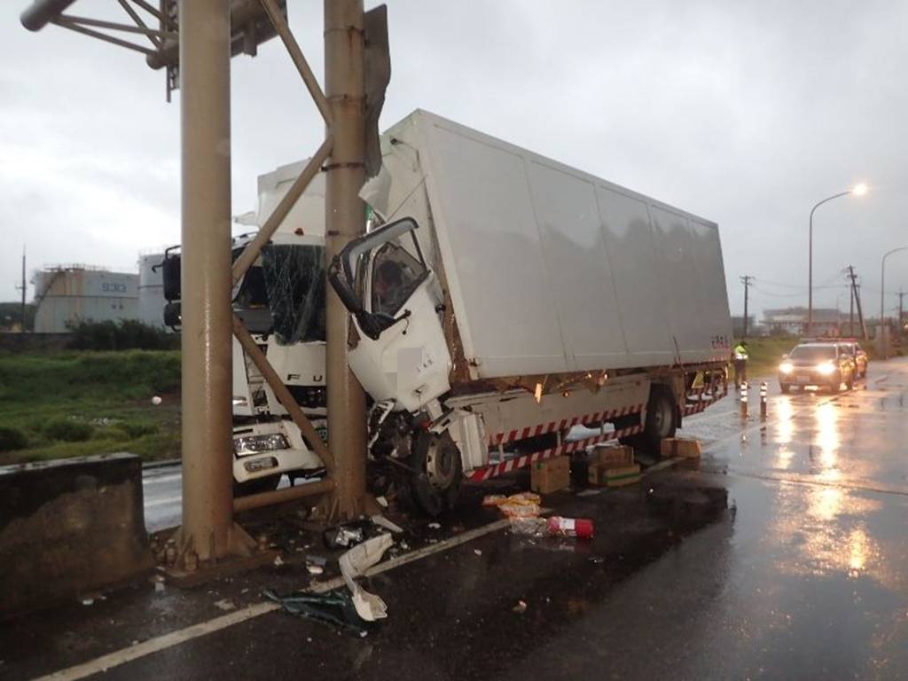 大園死亡車禍!疑大貨車失控自撞分隔島喪命 209245