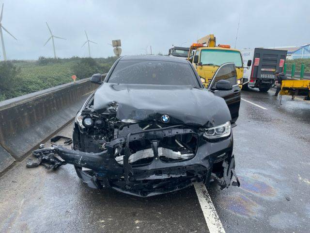 台61線觀音段6車連環撞 2人受傷送醫 211945