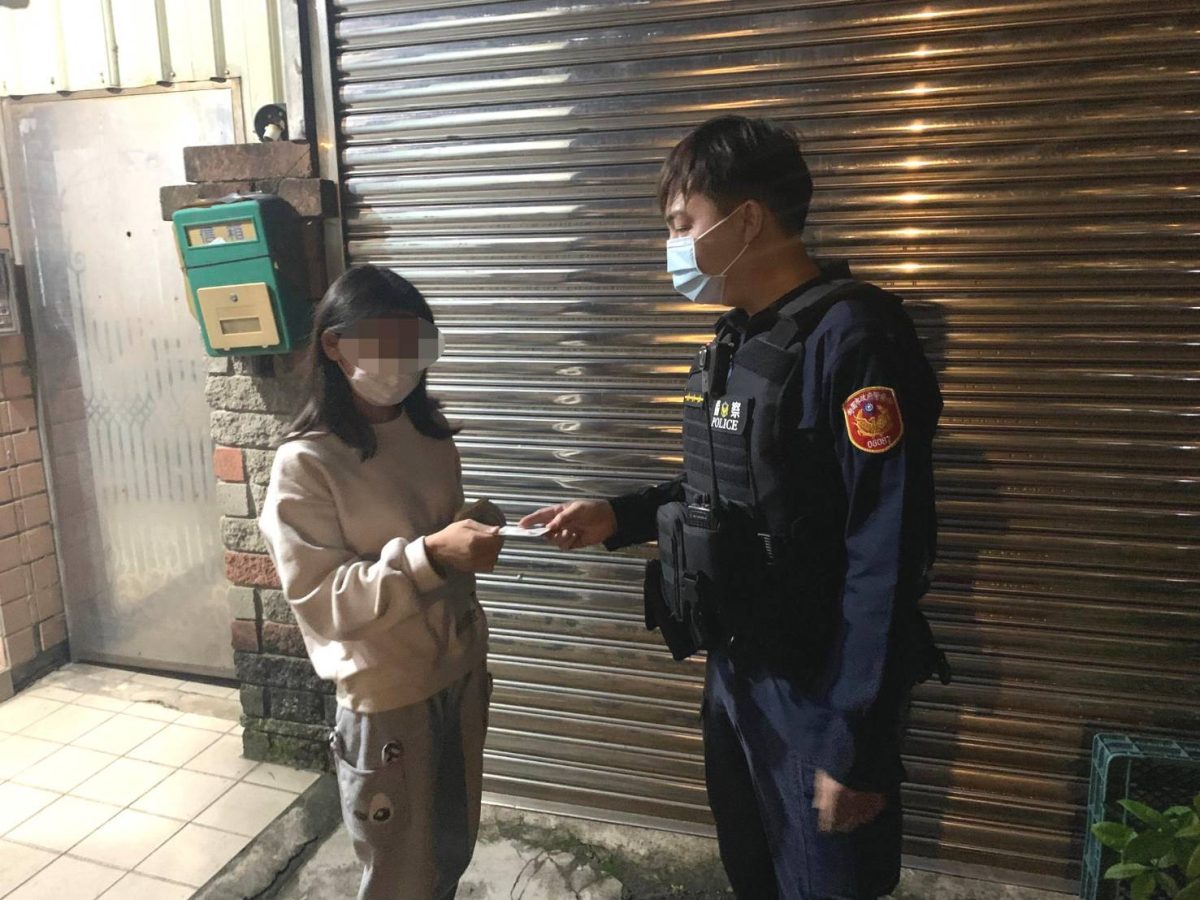 女學生丟證件哽咽報案 大園暖警在這尋獲 212722 scaled