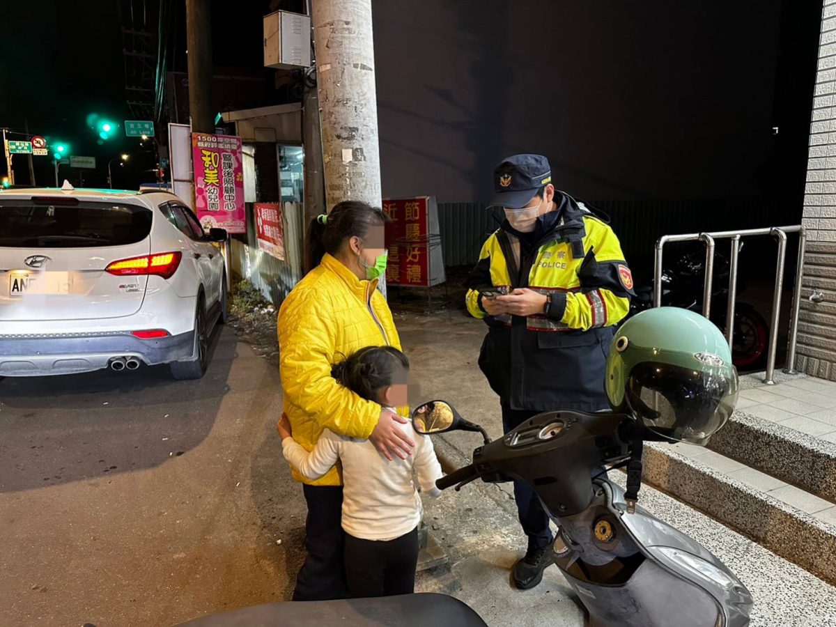 聖誕驚魂!5歲女童與母走散急哭 大園暖警買糖果安撫 214543 scaled