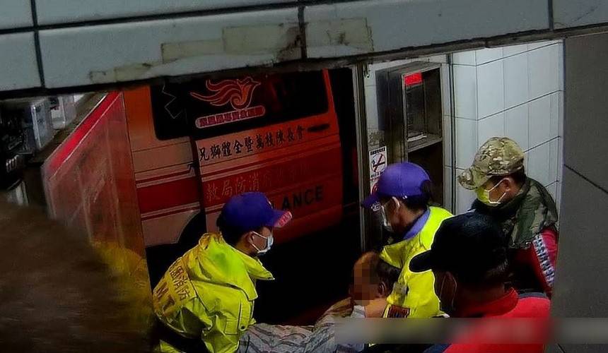 獨居男失聯6天!大園警破門而入 驚見他躺地奄奄一息 215197