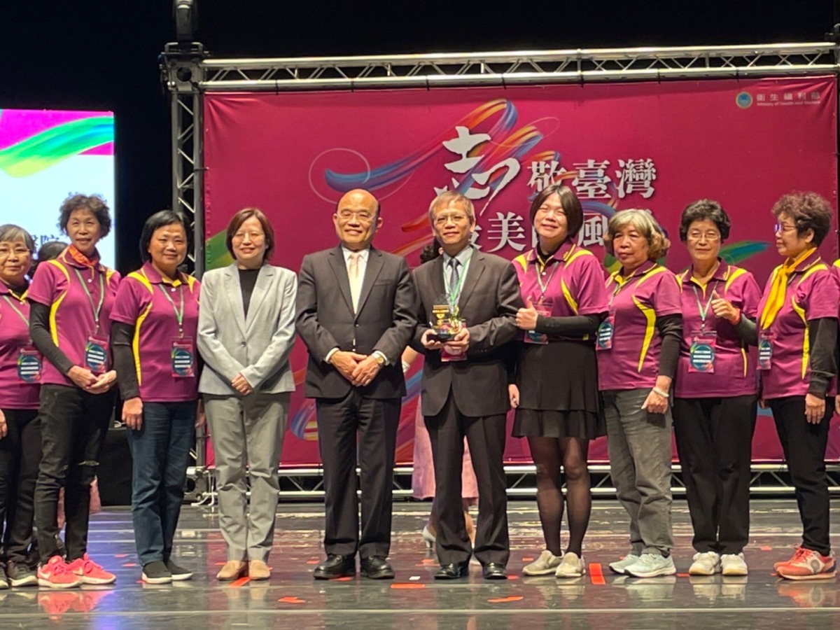 全國績優志工團隊頒獎典禮登場 北榮桃園分院獲蘇貞昌表揚 3 111年全國衛生福利績優志工團隊獎