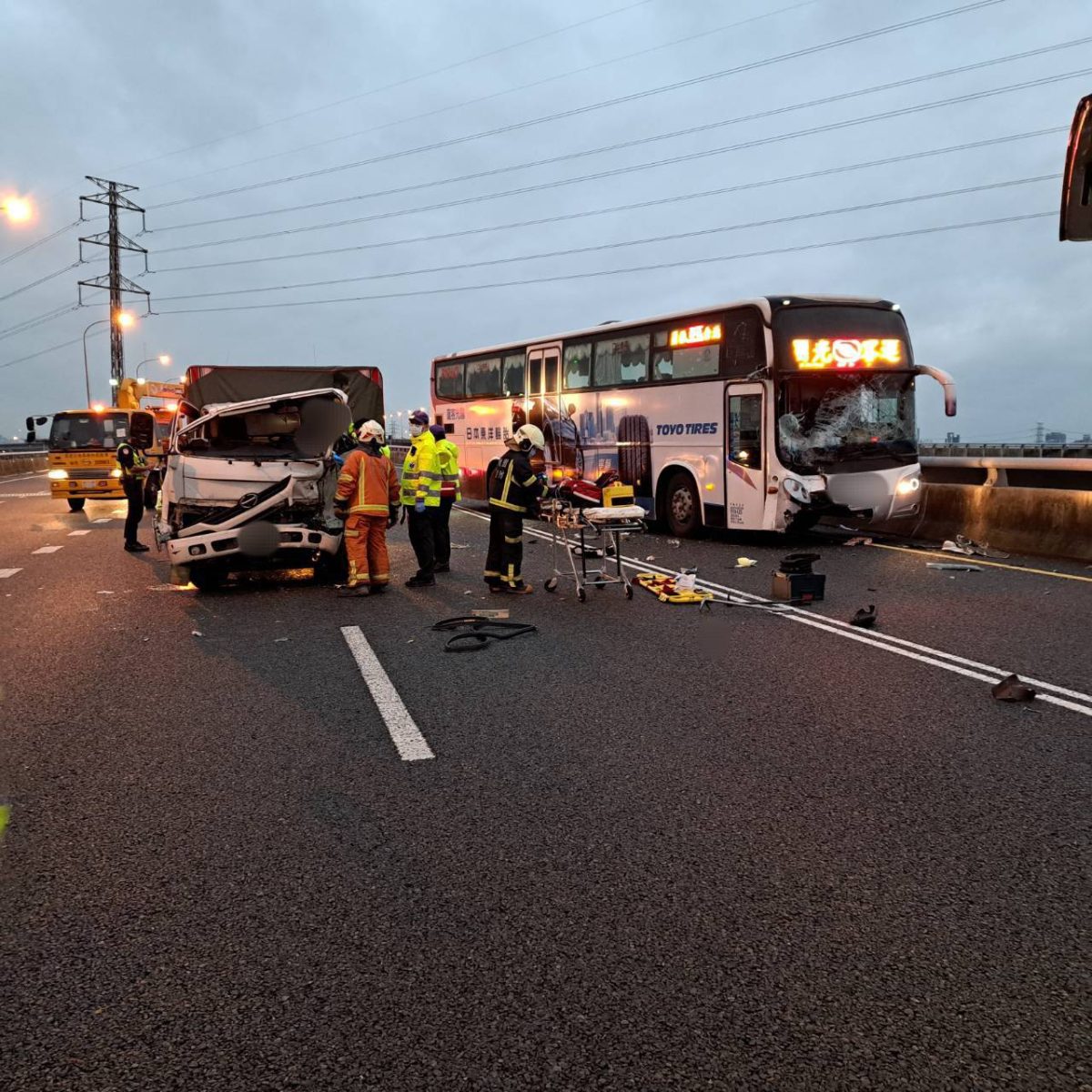 【有片】國1五楊高架小貨車撞國光客運 1駕駛送醫不治 306194 scaled