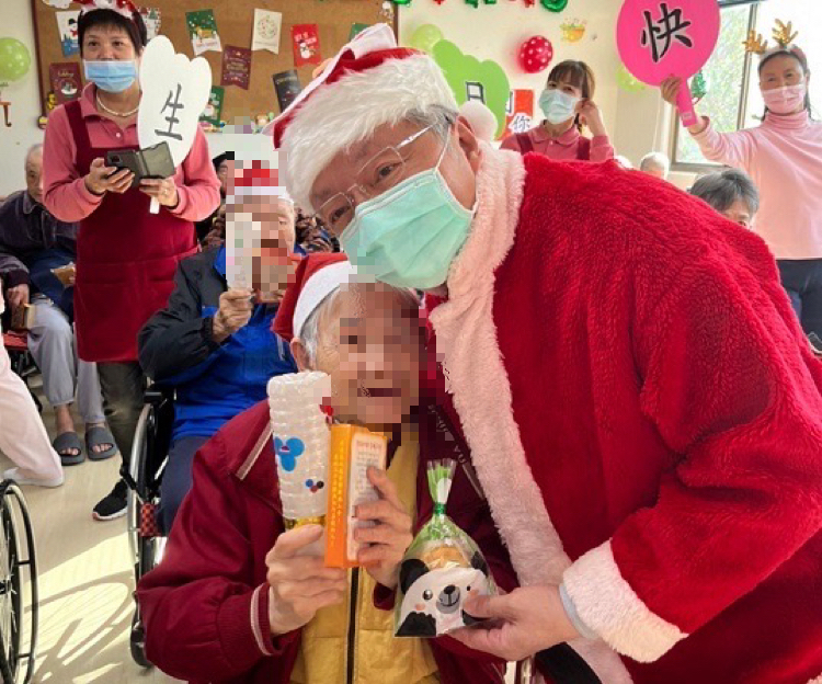 北榮桃園分院院長變身聖誕老人 護理之家長輩樂開懷 3 2