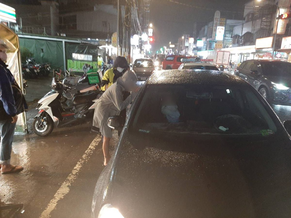 誤控中控鎖2歲童反鎖車內 警即時救安撫女童脫困 489644 scaled